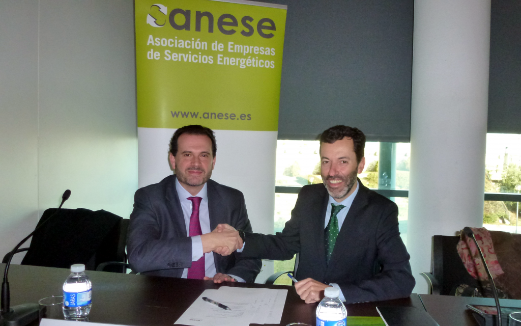 Foto: Rafael Herrero, presidente de ANESE, y Ruperto Unzúe, Socio de SUMA Capital, en la firma del acuerdo