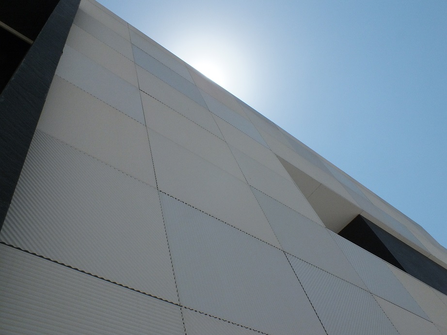 Paneles de la fachada del edificio de Unieléctrica DSCF8517 Unieléctrica se consolida como primera comercializadora eléctrica andaluza