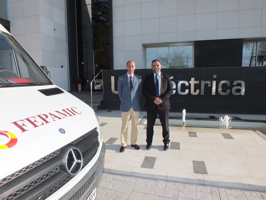 Diego Montes y Alfonso Ariza, ante la sede de Unieléctrica, junto a un vehículo de Fepamic DSCF9872 Unieléctrica consolida su primera ‘Tarifa Solidaria’ en apoyo a Fepamic