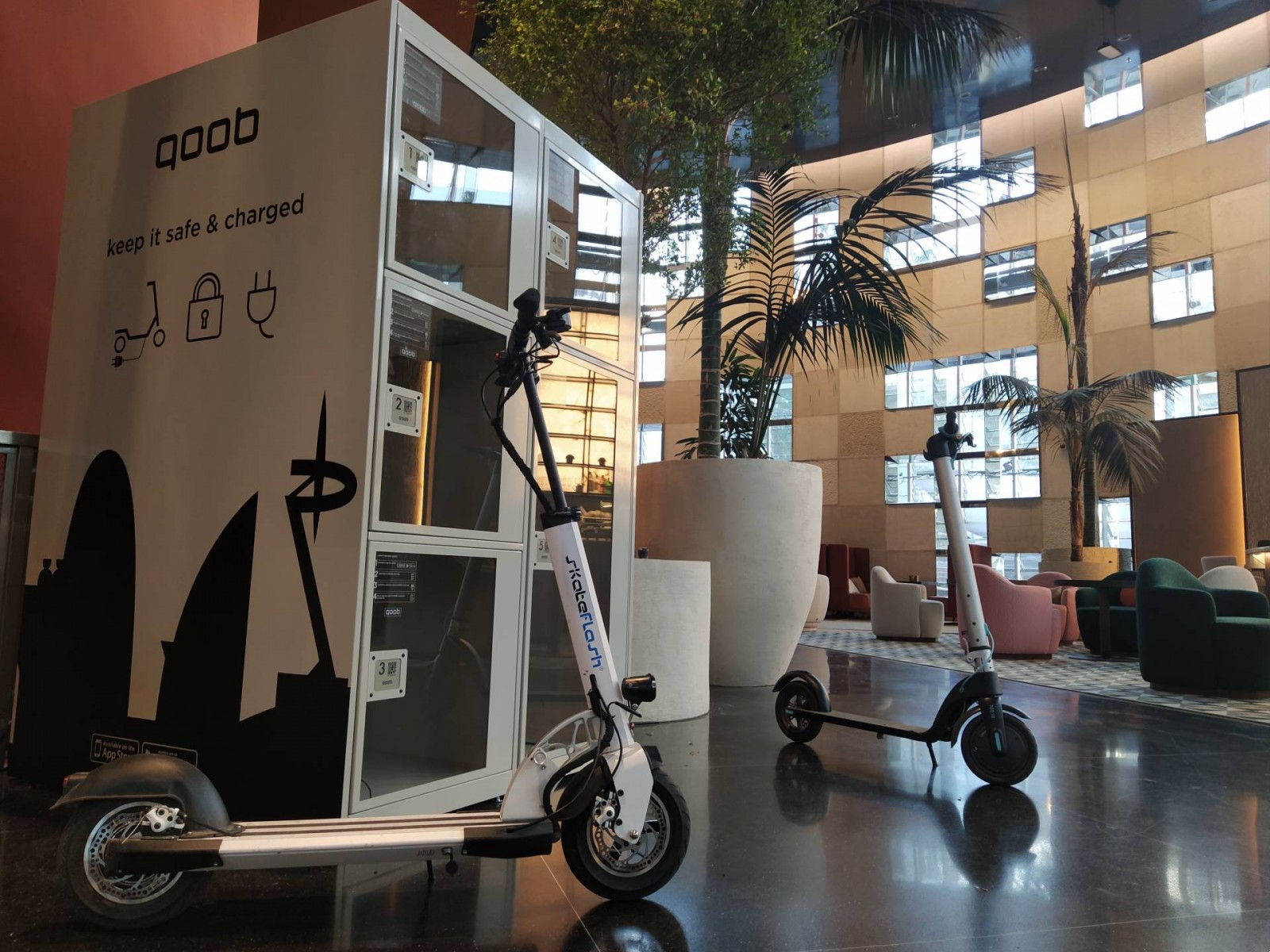 CBRE apuesta por la movilidad sostenible de la mano de QOOB, la solución de estacionamiento y carga de patinetes para oficinas y centros comerciales