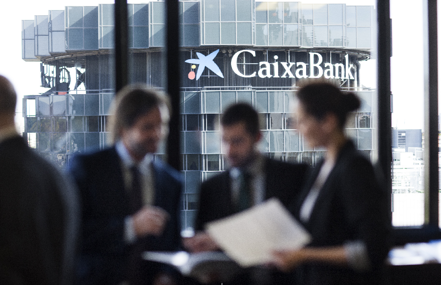 Caixa bank co2 CaixaBank evita la emisión a la atmósfera de 1,5 millones de toneladas de CO2, con sus primeros bonos verdes