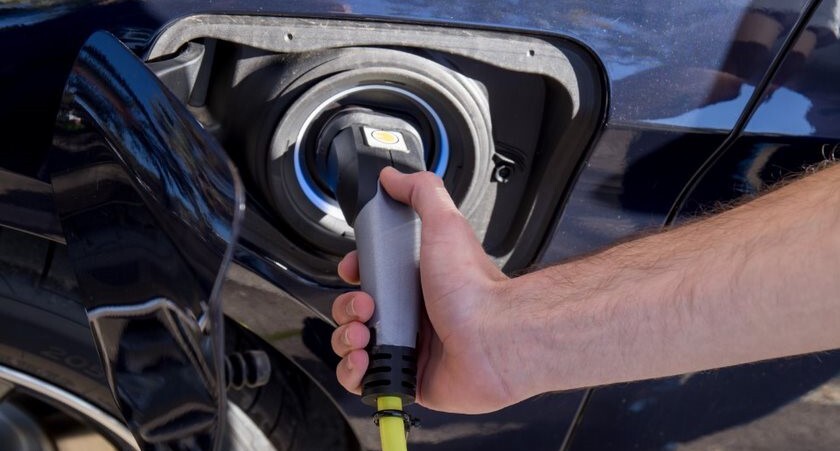 cargador-vehiculo-electrico-baterias León contará con la primera planta de reciclaje de baterías de vehículos eléctricos de la península ibérica de la mano de Endesa y Urbaser