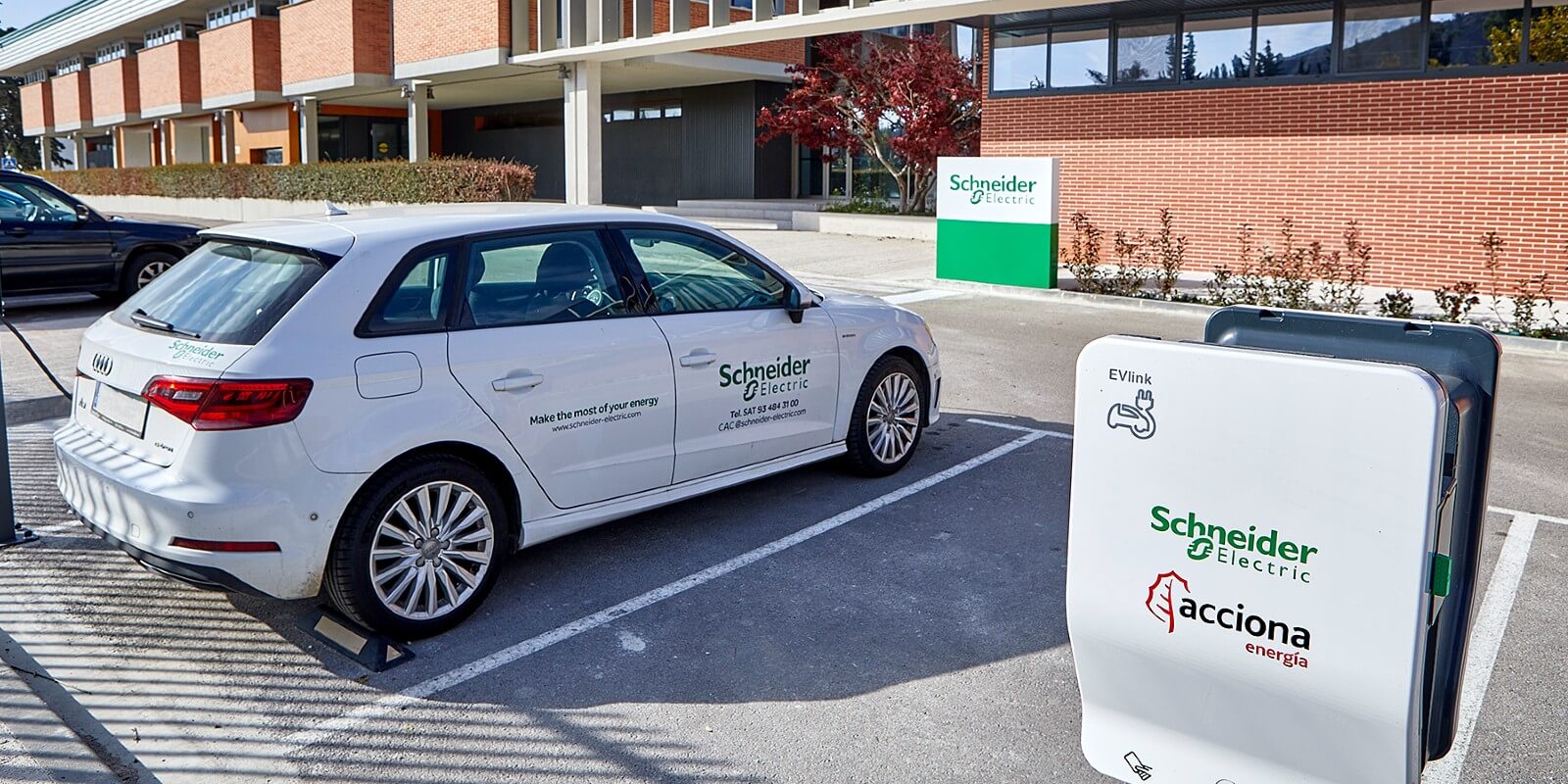 coche-cargador-1 ACCIONA Energía y Schneider Electric desarrollan la primera microrred industrial en España