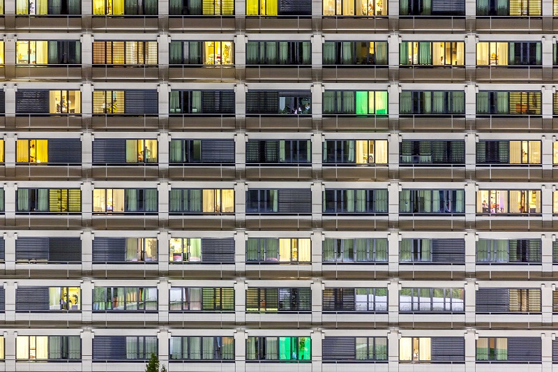 Full frame shot, skyscraper, apartments, windows ISTA se une a ACCIONA ENERGIA para impulsar la rehabilitación energética en barrios y edificios con fondos europeos