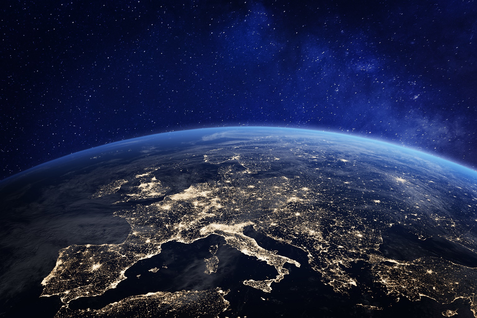 Europe at night from space, city lights, elements from NASA La individualización de consumos mejora la eficiencia energética del 80% de los edificios españoles