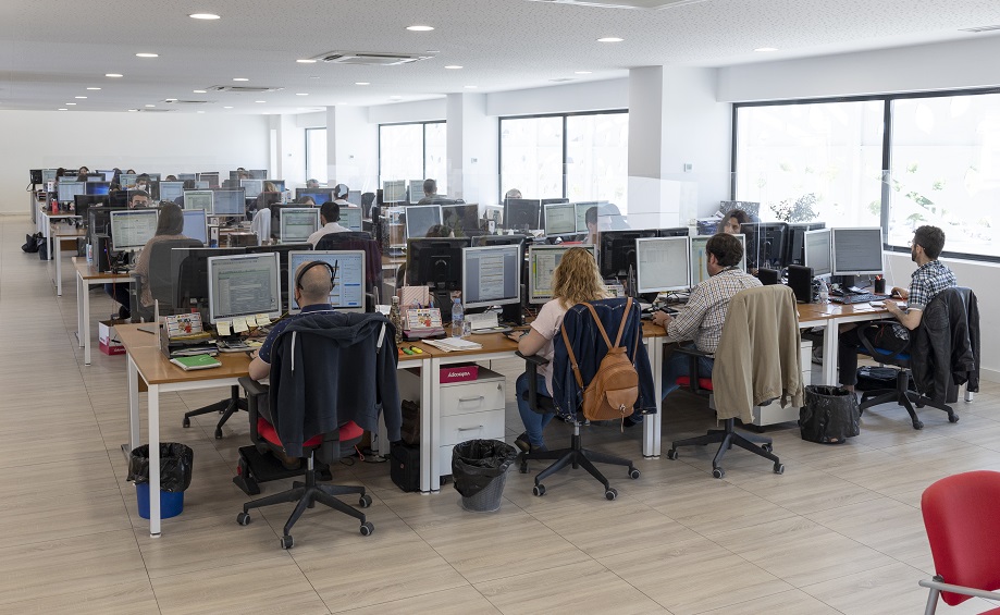 Plantilla trabajando Unielectrica 3 Unieléctrica aumenta un 35% su plantilla plantando cara a la crisis