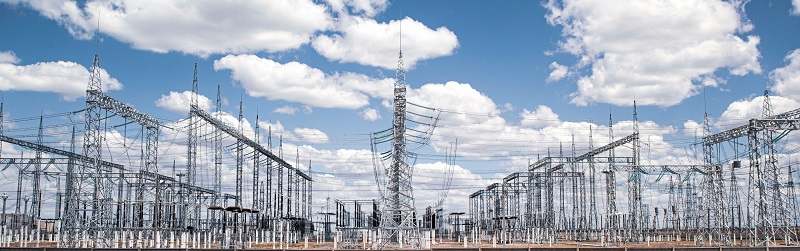large electrical substation in the desert against the blue sky Rhebo: Mantener las luces encendidas. La ciberseguridad de extremo a extremo de la infraestructura de suministro de energía