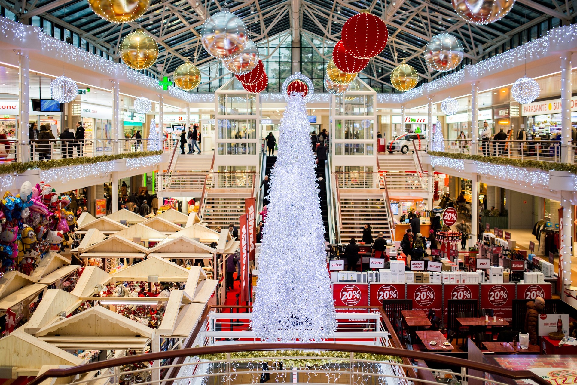 Centro Comercial iluminado Navidad Aura de ISTA consigue que oficinas, industrias y comercios reduzcan más de un 15% su gasto en energía