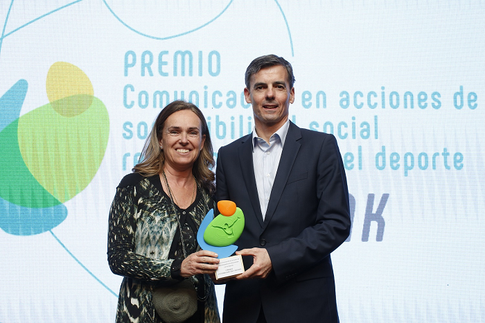 CaixaBank recibe el premio a la mejor labor de comunicación en acciones relacionadas con la sostenibilidad y el deporte