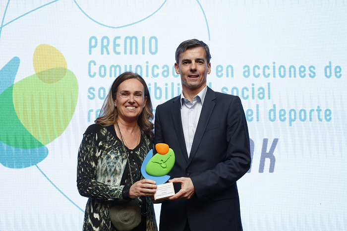 Caixabank premio CaixaBank recibe el premio a la mejor labor de comunicación en acciones relacionadas con la sostenibilidad y el deporte