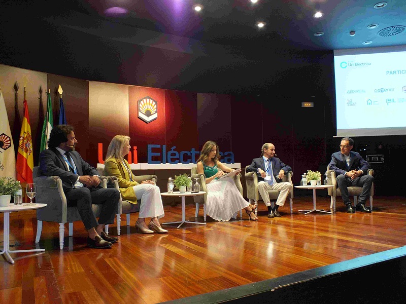 Foro Unieléctrica, de izquierda a derecha, Carlos Lourido, María Romera, Mar Rodíguez, Diego Montes y Joaquín Reina DSCF5216 Foro Unieléctrica, un plan de la UCO que bajaría 20ºC el aire en viviendas de barrios enteros