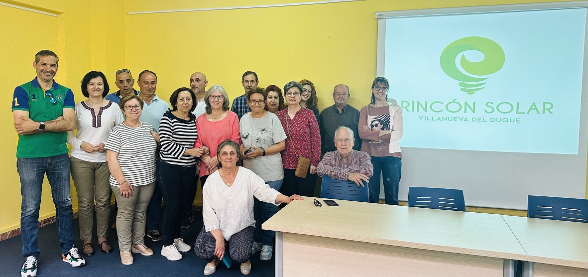 Rincón Solar. Diego Hita, a la izquierda, con vecinos participantes en la instalación piloto Unieléctrica: El pionero ‘Rincón Solar’ de Villanueva del Duque dará energía renovable y barata a viviendas y pymes