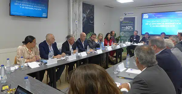El alcalde de Madrid se reúne con el sector de la eficiencia energética y la rehabilitación en la sede de Remica