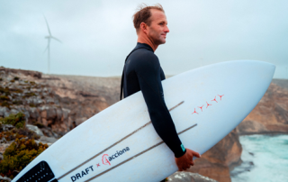 ACCIONA crea tablas de surf hechas con palas eólicas recicladas