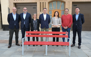 Banco Santander ha entregado 32 bancos fabricados con tarjetas bancarias recicladas