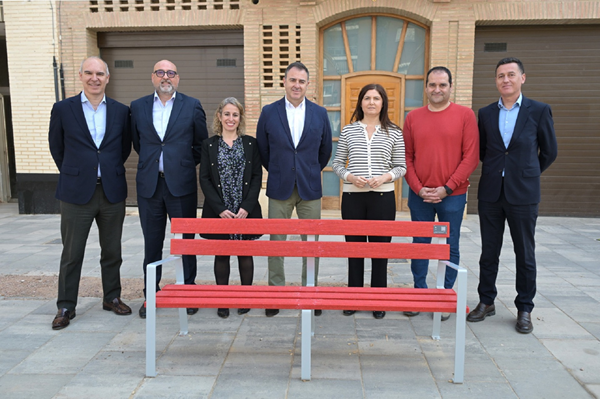 Santander tarjetas recicladas Banco Santander ha entregado 32 bancos fabricados con tarjetas bancarias recicladas