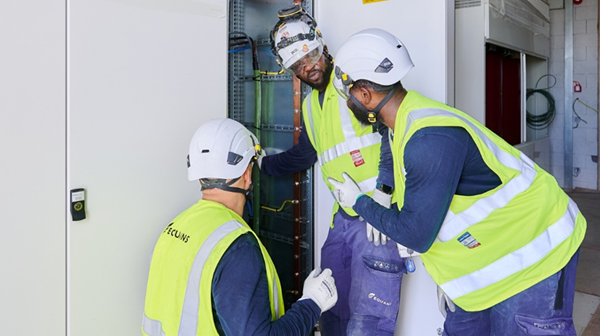 ABB Kevlinx ABB y Kevlinx colaboraron intensamente desde el inicio de la fase de diseño hasta la implementación y el monitoreo del sistema de distribución de energía.